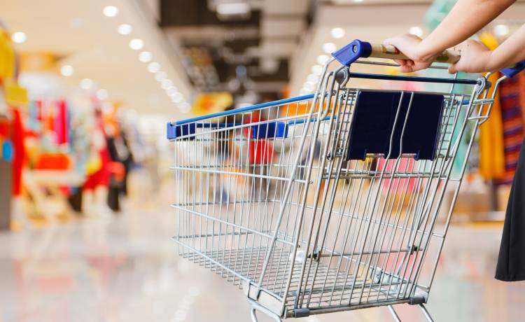 Sylwester 2022. Czy sklepy są czynne? Gdzie w razie potrzeby można zrobić zakupy?