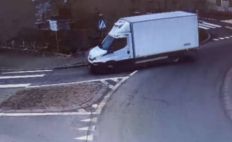 17-letnia rowerzystka uderzyła w busa. Niebezpieczny wypadek uwieczniła kamera [WIDEO]