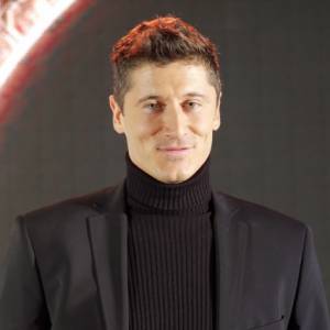 Córki Lewandowskich na nowym zdjęciu z tatą. Znacznie "utrudniły" mu ćwiczenia! Co na to Robert Lewandowski?            