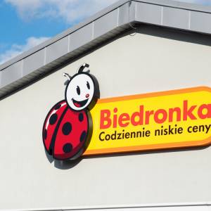 Obniżono ceny blisko 50 produktów w 43 sklepach. Tak Biedronka wspiera ukraińskich uchodźców                                     