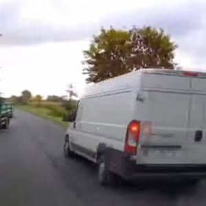 Chwile grozy na drodze. Kierowca w ten sposób mógł doprowadzić do tragedii [WIDEO]