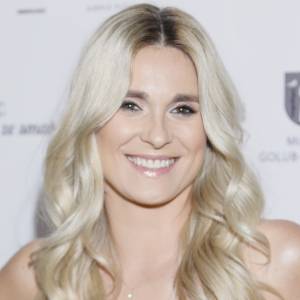 Złoty top nie do końca przysłonił dekolt "Kajry". Fani podziwiają [FOTO]