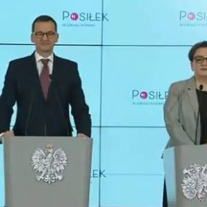 Wpadka podczas konferencji premiera. Orzeł wywinął orła! [WIDEO]