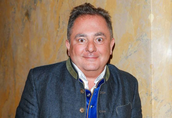 Robert Makłowicz pokazał, jak powinien wyglądać dystans do siebie. Założył bluzkę "Ależ on żre koperek