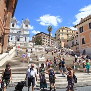 "Schody Hiszpańskie" w Rzymie uszkodzone przez turystów. Naprawa będzie kosztować 25 tysięcy euro
