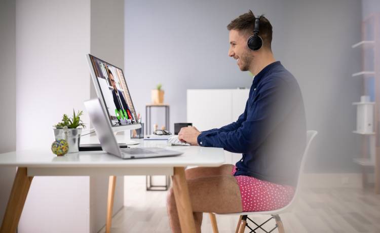 Wpadka polityka podczas wideokonferencji. Miał na sobie tylko koszulę                                                   