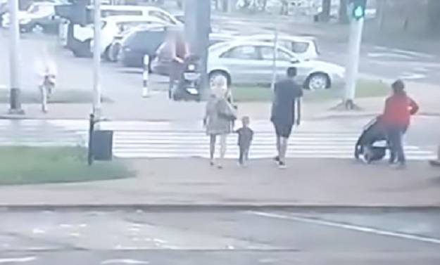 Rozpędzone auto wjechało na przejście dla pieszych na czerwonym świetle. Kobieta i 3-latek z ciężkimi obrażeniami. Opublikowano nagranie ku przestrodze [WIDEO]