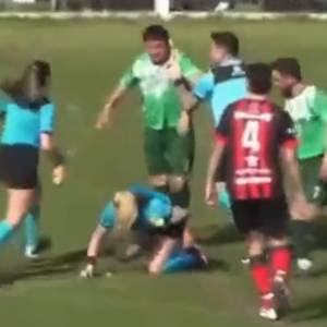 Piłkarz podszedł do sędziny i uderzył ją. Skandal na meczu [WIDEO]