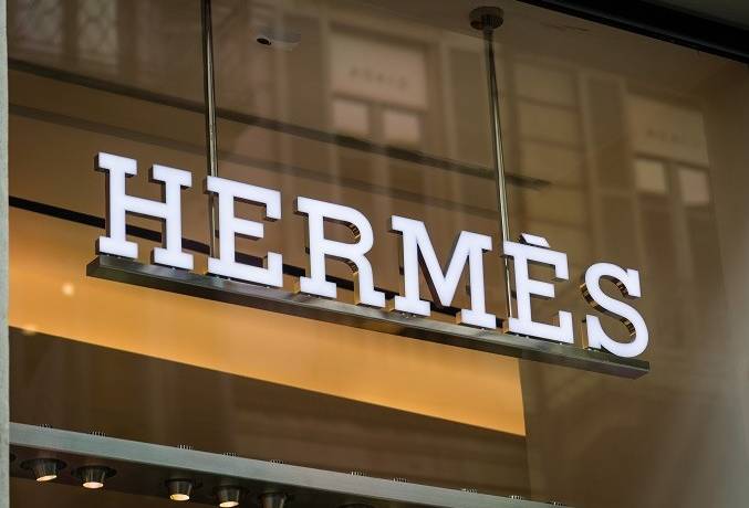  Jan Bajtlik, polski artysta, który zaprojektował chustę dla domu mody Hermès!                                                            