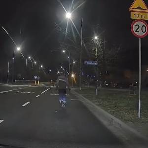 Absurdalne zachowanie pieszego na drodze! Internauci: "To już drugi zwiastun nowego GTA VI" [WIDEO]