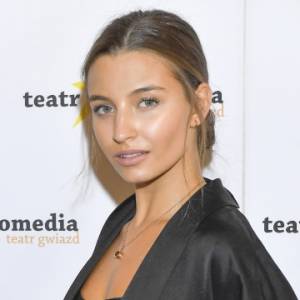 Krew na twarzy Julii Wieniawy. Niepokojące zdjęcia aktorki trafiły do sieci [FOTO]            