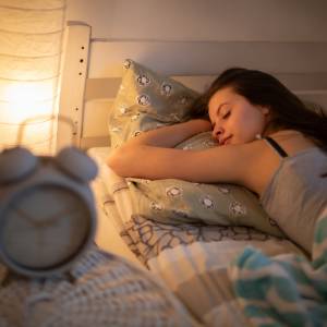 Tak lepiej nie spać! Taka pozycja powoduje problemy zdrowotne