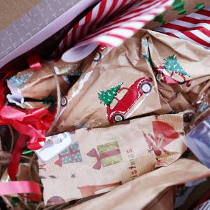 Do jakiego pojemnika wyrzucić papier i torebki po prezentach? Nie popełniaj błędów przy segregacji