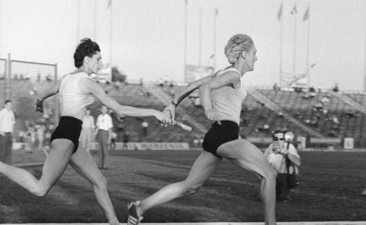 Irena Szewińska i Ewa Kłobukowska, fot. PAP/Stanisław Dąbrowiecki