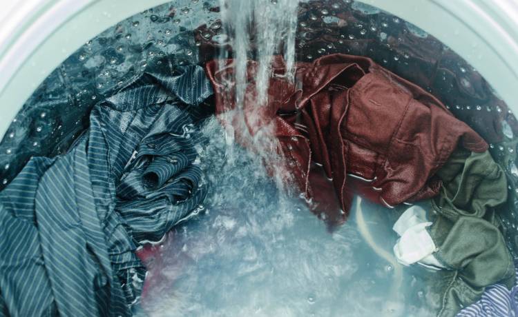 Lepiej prać ubrania ze sklepu! Dlaczego? Była pracownica sieciówki zdradza zaskakujące szczegóły: "Obrzydliwe" [WIDEO]