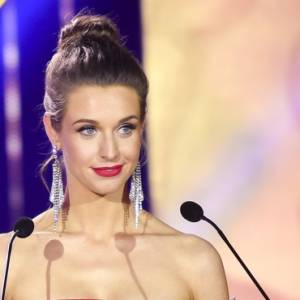 Julia Kamińska, jakiej nie znacie z "BrzydUli". Koronkowa kreacja to strzał w dziesiątkę! [ZDJĘCIA]