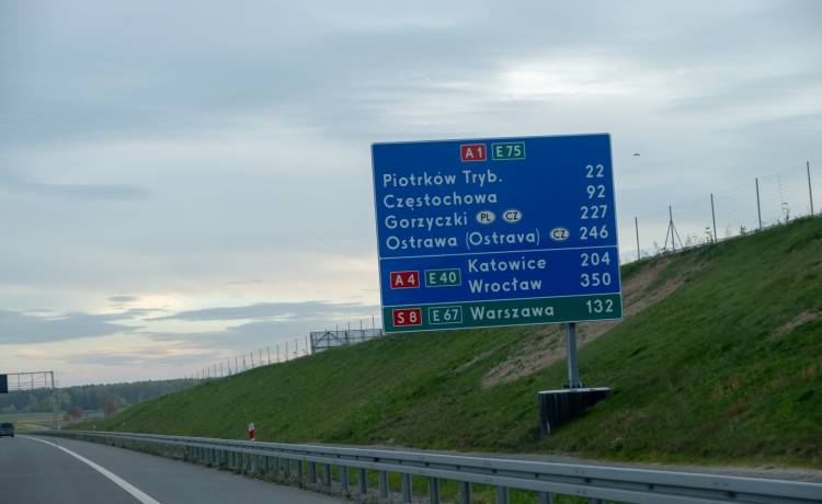 Myślisz, że wiesz, co oznaczają liczby na drogowskazach? Prawda może cię zaskoczyć, fot. Shutterstock