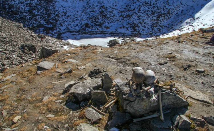 Roopkund, Jezioro Szkieletów, fot. Shutterstock/Dipak Kurmar Roy