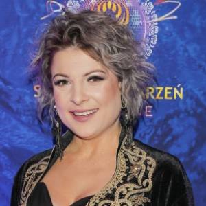 Magdalena Narożna w cekinowej kreacji. Tak świętuje! Lawina życzeń pod nowym zdjęciem wokalistki zespołu Piękni i Młodzi 