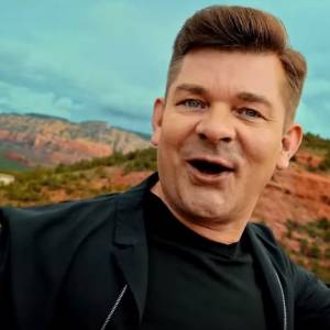 Zenek Martyniuk wraca z nowym hitem! Nowa piosenka Akcentu "Ja gnam przed siebie"