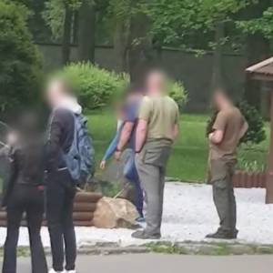 Urządzili sobie zjeżdżalnię na wybiegu w zoo. Nagranie trafiło do sieci! [WIDEO]