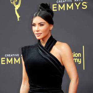 Głębokie dekolty i prześwitujące sukienki. Takie stroje przeważały na pogrzebie amerykańskiego multimilionera. Celebrytki przesadziły? [FOTO]