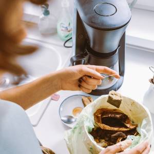 Do jakiego kosza wyrzucić torebkę po herbacie? Za nieprawidłową segregację możesz dostać wysoki mandat