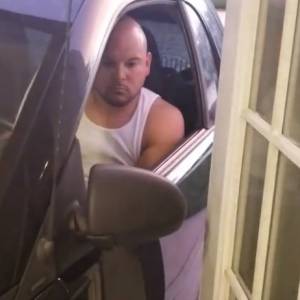 Bał się o swój samochód, więc schował go w... kuchni. Zdjęcia robią furorę w sieci! 