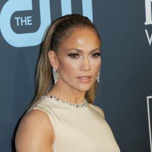 Jennifer Lopez zachwyca w białej sukni od Ralpha Laurena. Gwiazda po raz drugi powiedział Affleckowi "tak"! [ZDJĘCIA]