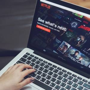 Netflix - nowości na luty. Kilkadziesiąt nowych propozycji serialowych i filmowych! 