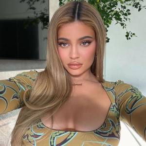 Celebryci przed operacjami plastycznymi. Jak wyglądała Kylie Jenner, Hailey Bieber, czy Khloe Kardashian?