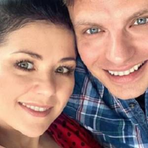 Katarzyna Cichopek na zdjęciu z córką. Tak aktorka zachęca do pozostania w domach!