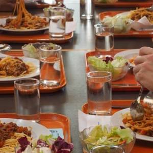 Dzieci znalazły w posiłku "dziwne" mięso. "Istota z mackami" na szkolnej stołówce?!