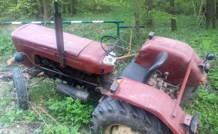 29-latek zadzwonił po pomoc, bo... przejechał go własny ciągnik. Był pijany