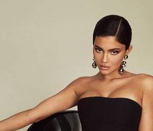 Kylie Jenner zaskoczyła fanów w niegrzecznej odsłonie. Zapozowała w seksownej bieliźnie [FOTO]