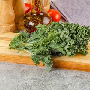 Często o nim zapominamy, a świetnie wpływa jak organizm. Czemu warto jeść jarmuż?