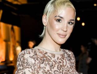 Ciężarna Lil Masti niemal nago. Pozuje otulona jedynie prześwitującym materiałem [FOTO +18]