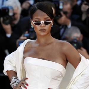 Rihanna w prześwitującym body. Nie pozostawia wiele wyobraźni! [WIDEO]