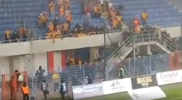 Tragiczny wypadek na meczu. Kibic spadł z wysokości wprost na beton [WIDEO]