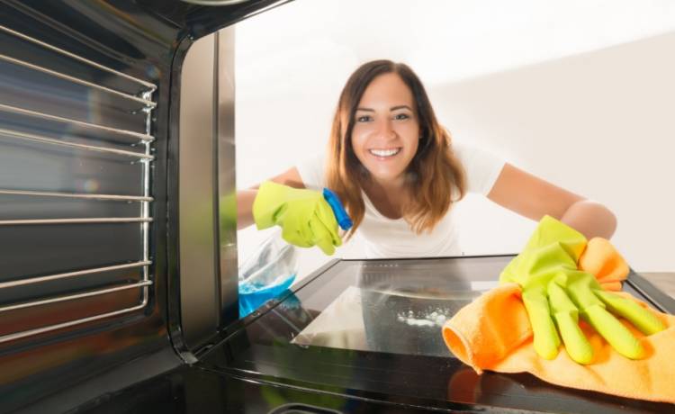 Czyszczenie piekarnika. Sprawdź skuteczne i domowe sposoby na zabrudzenia!