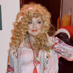  Magda Gessler niczym "Czerwony kapturek"? W takim stroju weszła na kuchenny stół! [ZDJĘCIE]