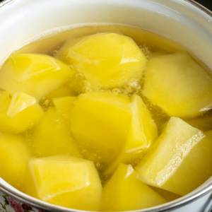 Nie gotuj ziemniaków w wodzie! Ten trik podbije smak twojego obiadu