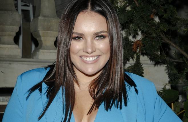 Ewa Farna pozuje z kilkumiesięczną córką. Ella rośne jak na drożdżach! [ZDJĘCIE]