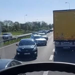 Po wypadku na drodze ekspresowej zaczęli zawracać. Zablokowali przejazd służbom [WIDEO]