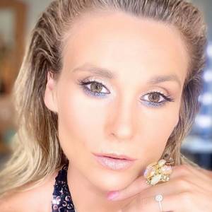 Kajra kusi głębokim dekoltem. Żona Sławomira pokazała odważne zdjęcia                                          