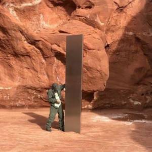 Niecodzienne odkrycie w USA. Znaleziono metalowy monolit na środku pustkowia