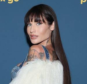 Karolina Gilon na gorących fotografiach prosto z Hiszpanii. Dopasowany strój kąpielowy podkreślił wszystkie atuty gwiazdy