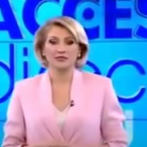 Naga kobieta zaatakowała prezenterkę w programie na żywo. Nagranie obiegło sieć! [WIDEO]