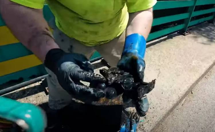 Poszli nad jezioro i wyłowili z wody sejf z fortuną! [WIDEO]