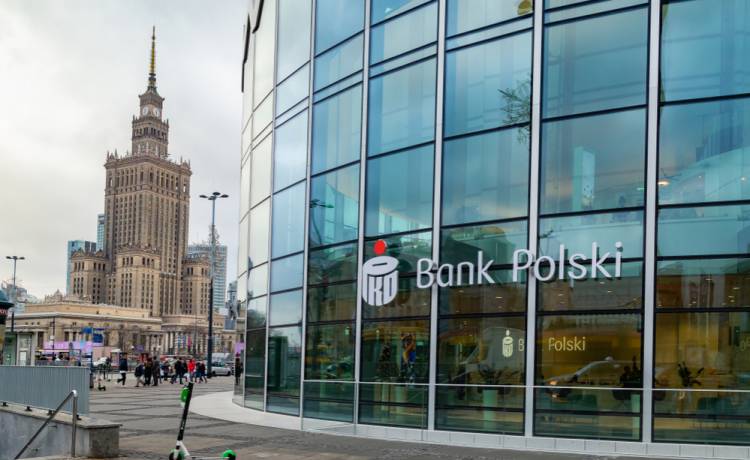 PKO BP pilnie poinformował klientów. To już w niedzielę, fot. Shutterstock